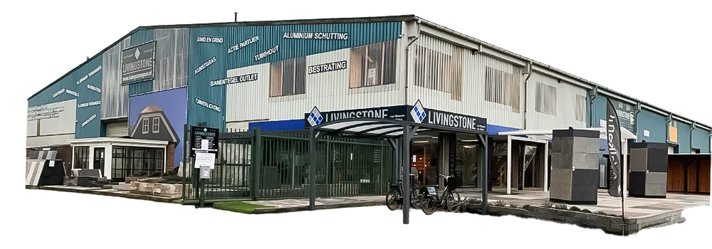 De gevel van de Livingstone showroom met een buitenterrein vol tuinmaterialen, waaronder bestrating, schuttingen, tuinhout en kunstgras.
