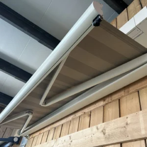 Zonnescherm - 3000 mm breed - 2500 mm uitval - creme wit