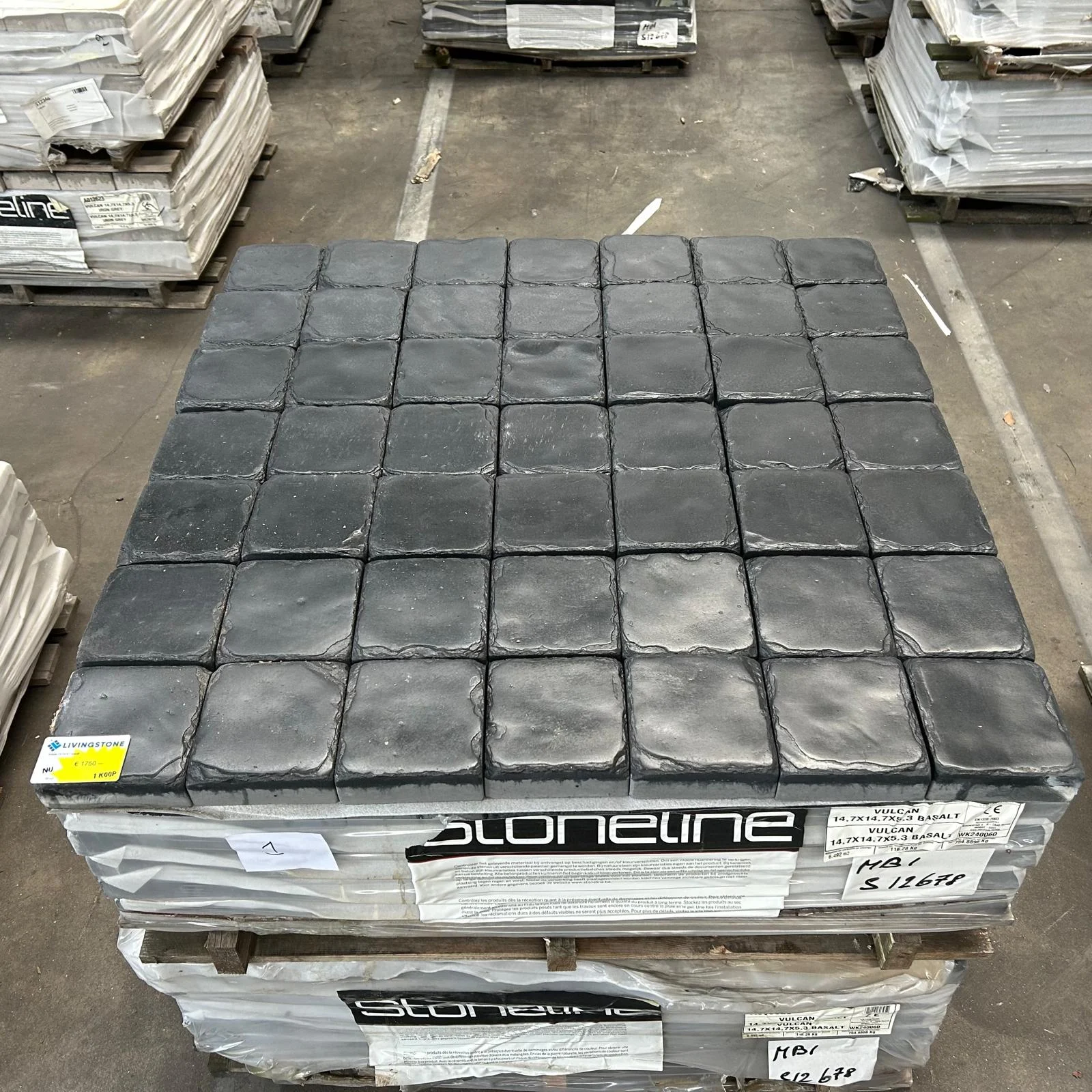 Vulcan - 14,7 x 14,7 - Basalt - 1 koop - 39 m2